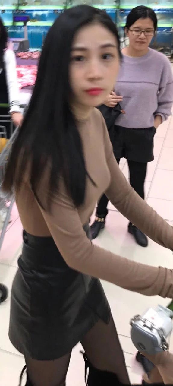 时尚穿衣 性感的女朋友逛商场，小皮裙黑丝袜皮肤白，长得很漂亮