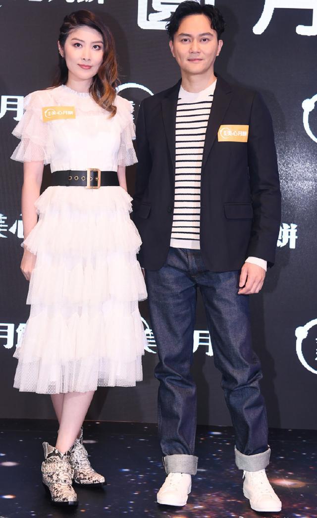 45岁陈慧琳亮相活动，身穿白色蛋糕裙来显嫩，却被鞋子毁了造型