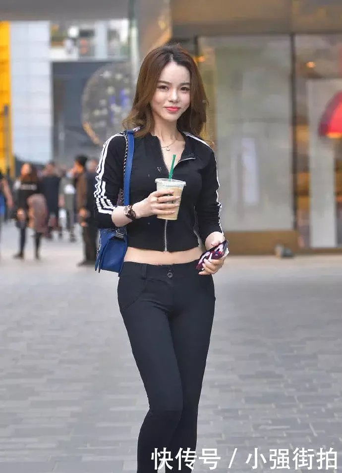 成熟小女人一袭紧身裤尽显紧迷人身姿，30岁的女人依然姿色迷人