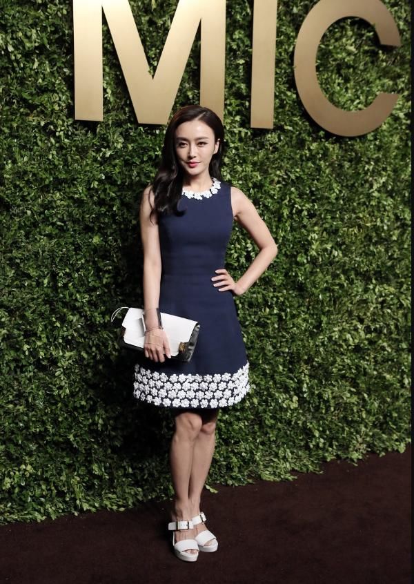 秦岚亮相活动超有范，网友:气质无敌可是这脸崩的也太快了!