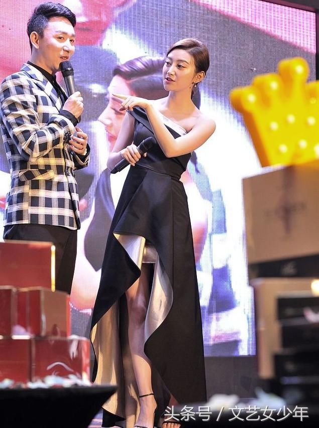 景甜未ps现场图曝光，眼袋明显老10岁，大大的双眼皮能夹死个苍蝇