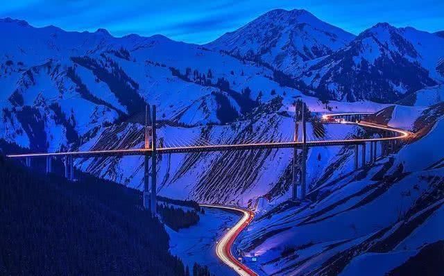 在新疆，有一种旅行，叫公路旅行