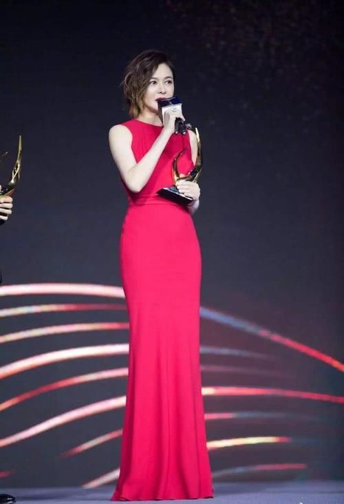  气质■玫红色的三种时尚穿搭，显气质又不挑人，让你和春天来个美丽约会