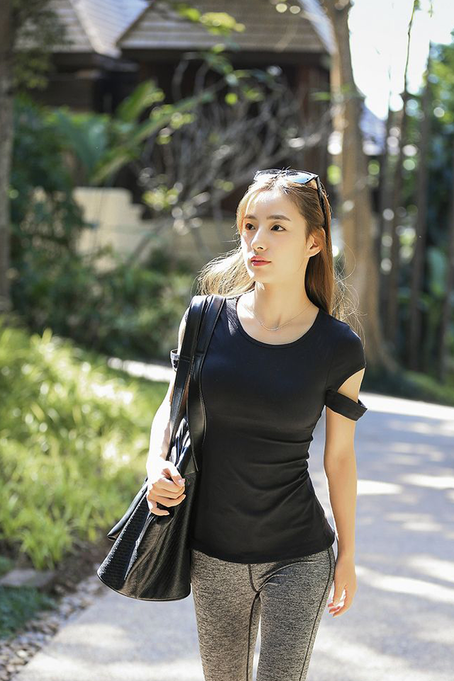 皮肤白皙的打底裤美女,时尚大方得体都不足以形容,女人味十足!