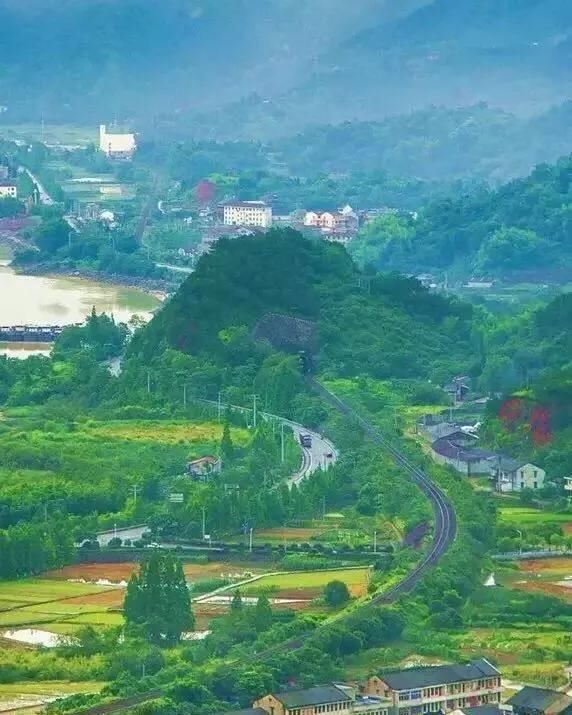 适合带家人自驾的9条最美乡村公路，一年四季都能去