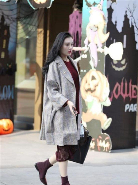  #精致#街拍：身穿红裙美女，身材小巧精致，长相清秀又美丽