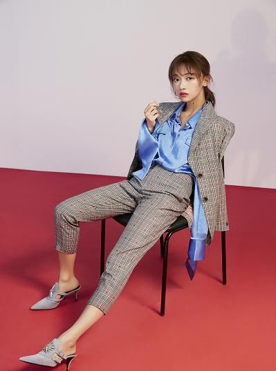 吴谨言拍摄照片太撩人，肉粉色的V领内衬，网友:傅恒哪里受得了