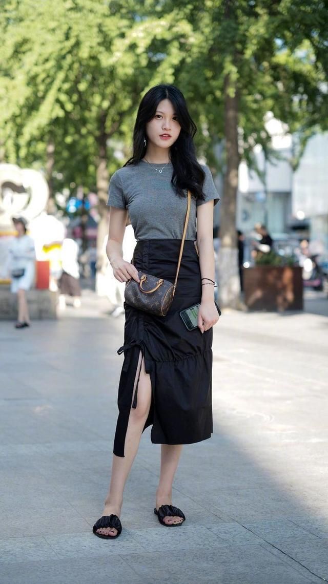 阳光迷人的紧身裙小姐姐彰显时尚女人味，清新甜美更动人!