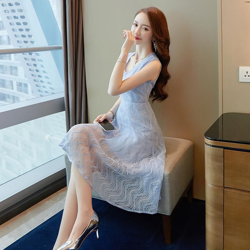 “冷淡风”裙子红得发紫，30-50岁女人穿特美，甜美显白嫩