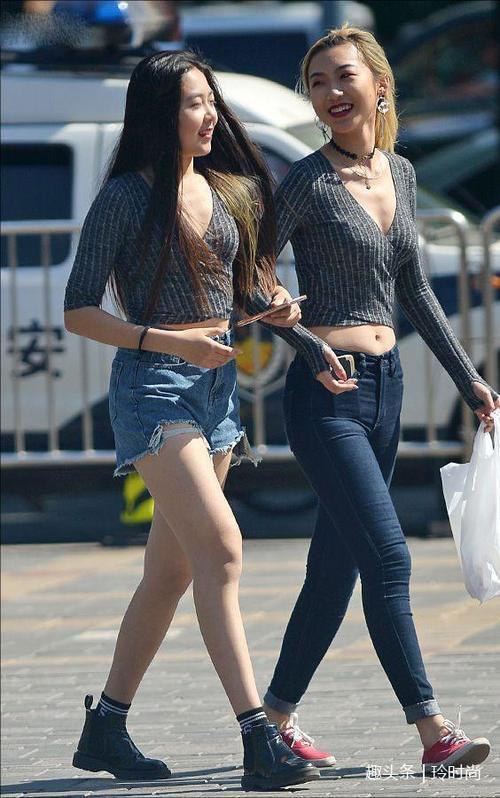 街拍：气质女神牛仔裤穿搭，展现性感身材，让人眼前一亮！