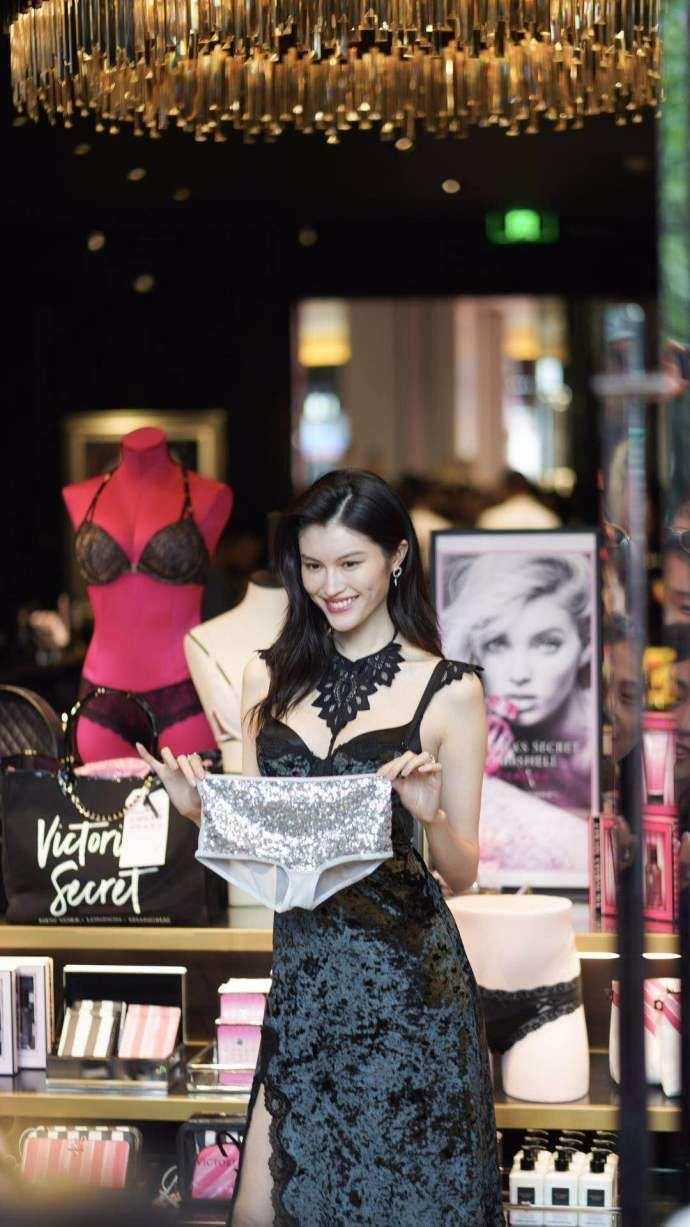 何穗终于性感一次，穿复古吊带裙惊艳全场，网友:太高级了!