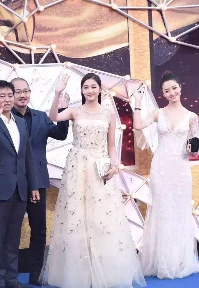 关晓彤一袭黑色露肩短裙，大长腿吸睛简直太美了