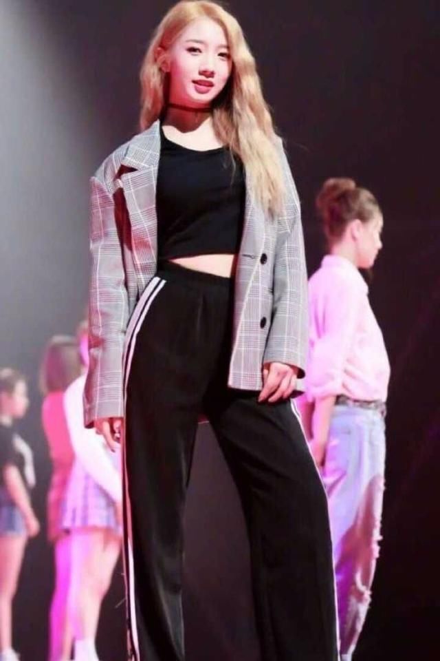 女星同穿西装，宋茜嘻哈范，杨幂御姐范，李宇春高级感十足！