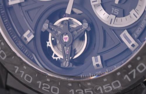  [系列]“赛车场上的黑色旋风” 品鉴泰格豪雅卡莱拉系列碳纤维陀飞轮幻影腕表