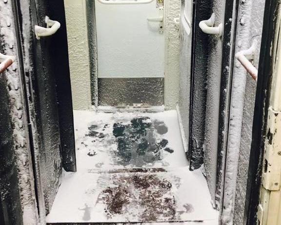 东北黑龙江最“尴尬”的火车，成真正“冻车”，厕所都不敢上？