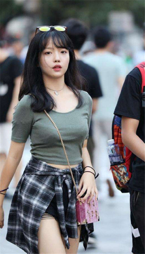 【展现】街拍:唯美俏皮的美女,展现高挑美丽身姿,笑容甜美可爱