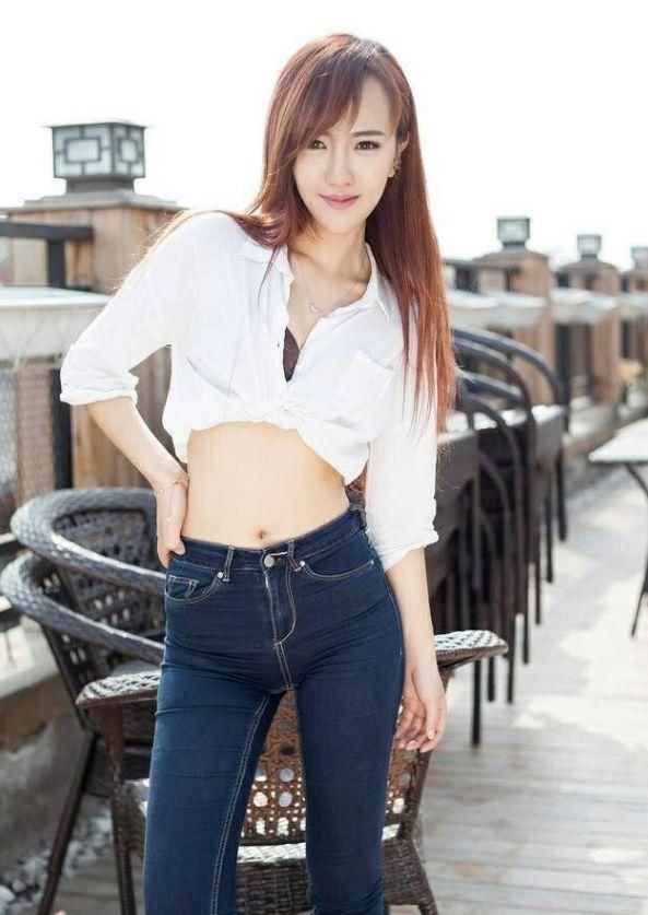 英姿飒爽的牛仔裤美女，无论走到哪都能吸引路人目光