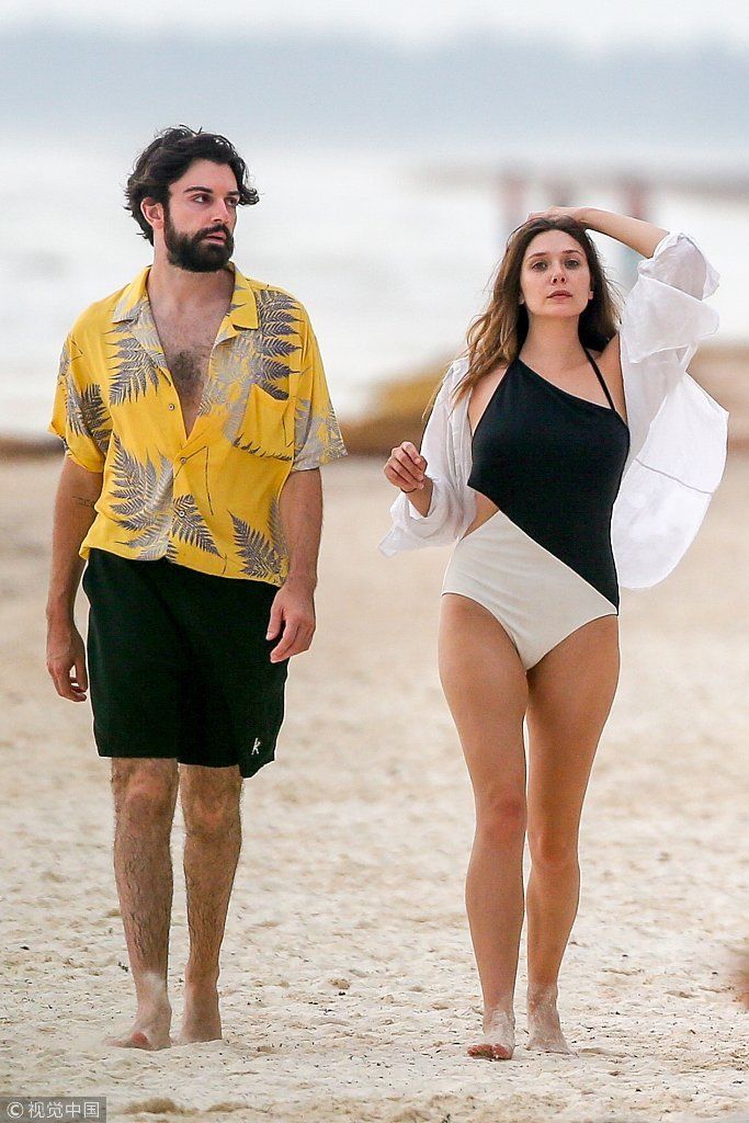 “红女巫”奥尔森撩发凹造型身材肉而不腻 手捧男友“胡渣脸”深