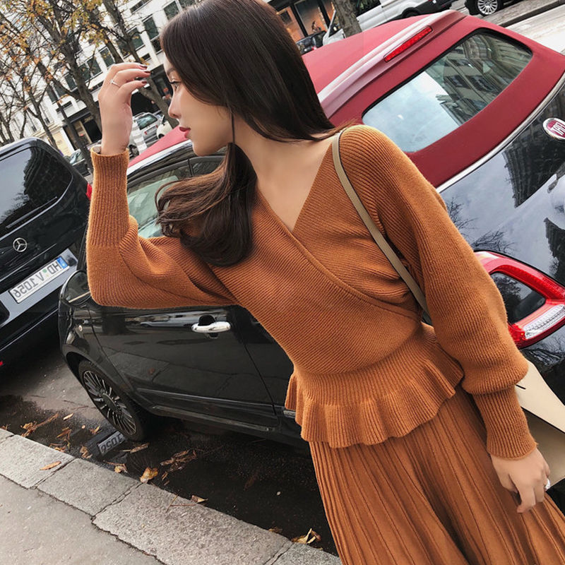 45岁妈妈不再连衣裙配高跟鞋，穿今年流行套装，邻居看了都说美