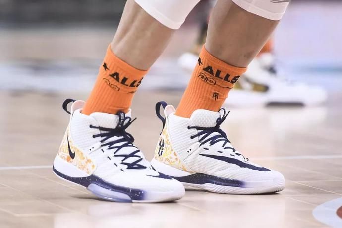 郭艾伦cba全明星球鞋