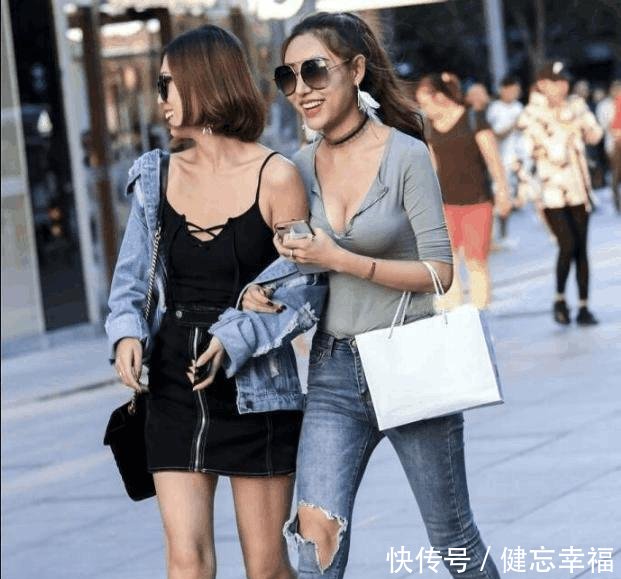 杭州街拍低胸紧身背心小姐姐携闺蜜逛街，网友膝盖咋破了