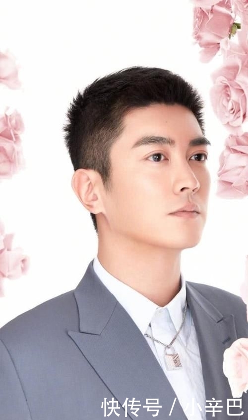 【夫妇】霍思燕夫妇为情人节拍照,穿白色连衣裙秀身材,杜江把铁锁当项链
