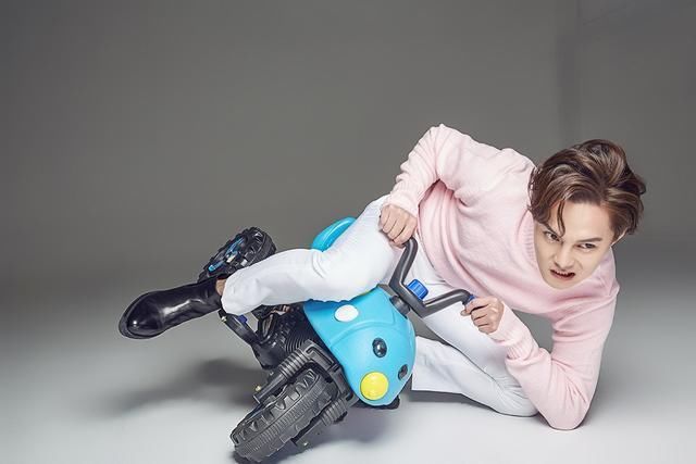 尹正时尚搭配，百变造型，时尚潮流，帅气十足，型男气质十分突出