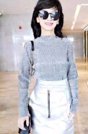 赵雅芝牛掰！居然穿这么大胆的短裙走机场？白娘子的好感全败光了