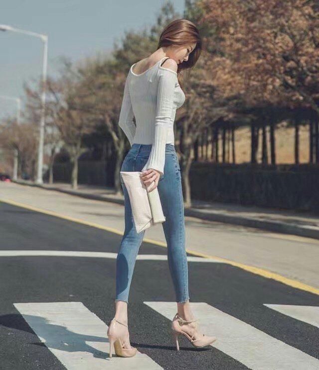 牛仔裤搭配高跟鞋，让妹子们的身材更显时尚和性感