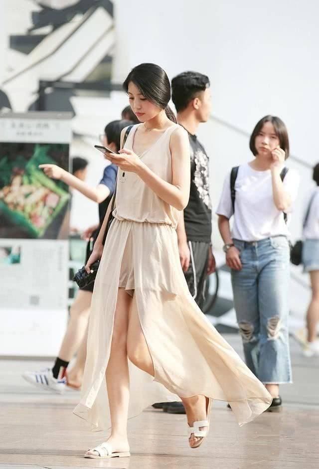 街拍：身材对于一个女人来说，真的很重要。