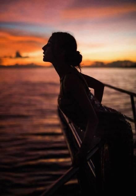 迪丽热巴穿条连体裤，里面的白色裤子看得一清二楚，可长点心吧