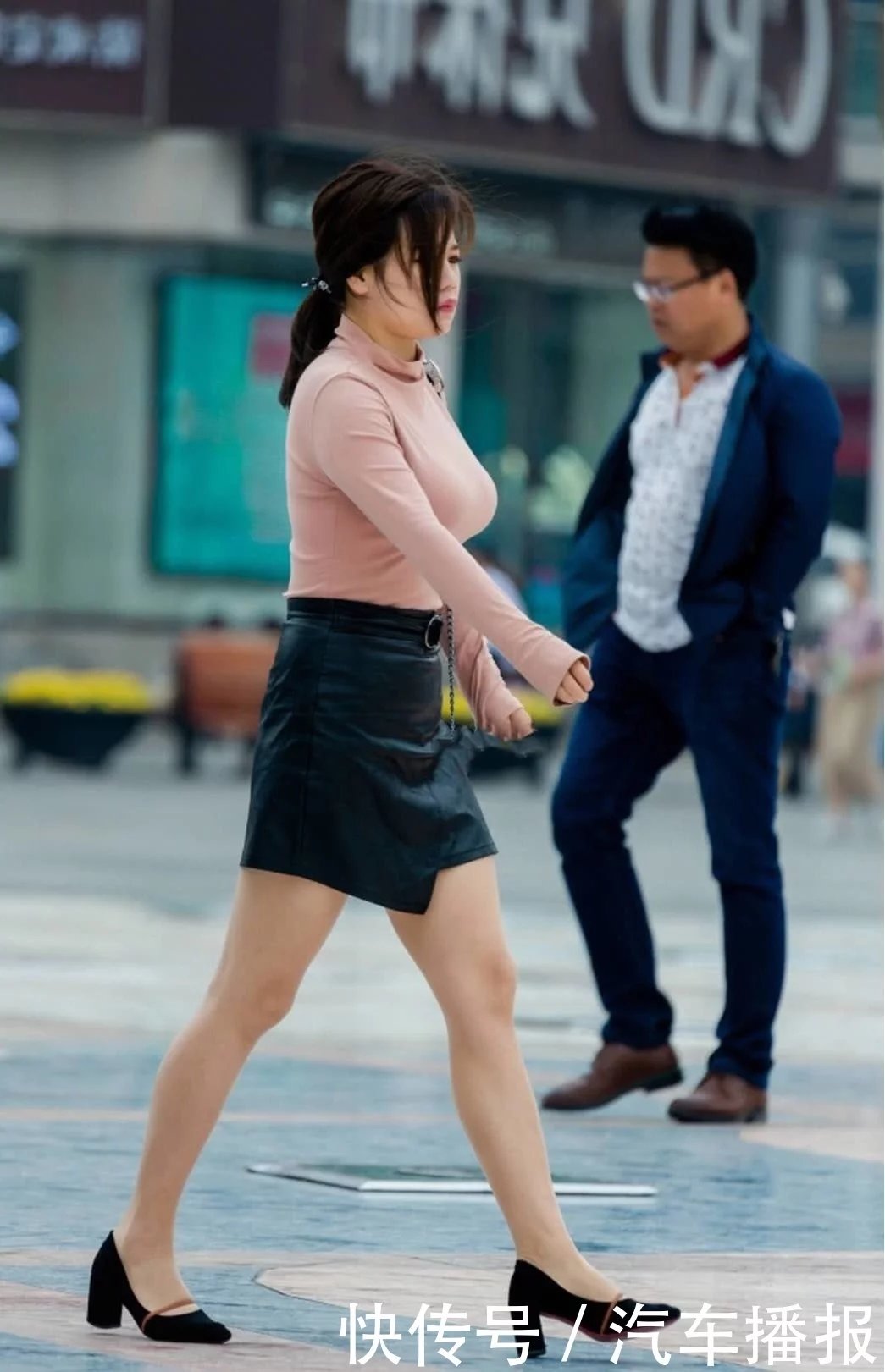 大姐姐紧身衣搭配迷你小皮裙，双腿修长上围丰腴，这一脸的疲倦让