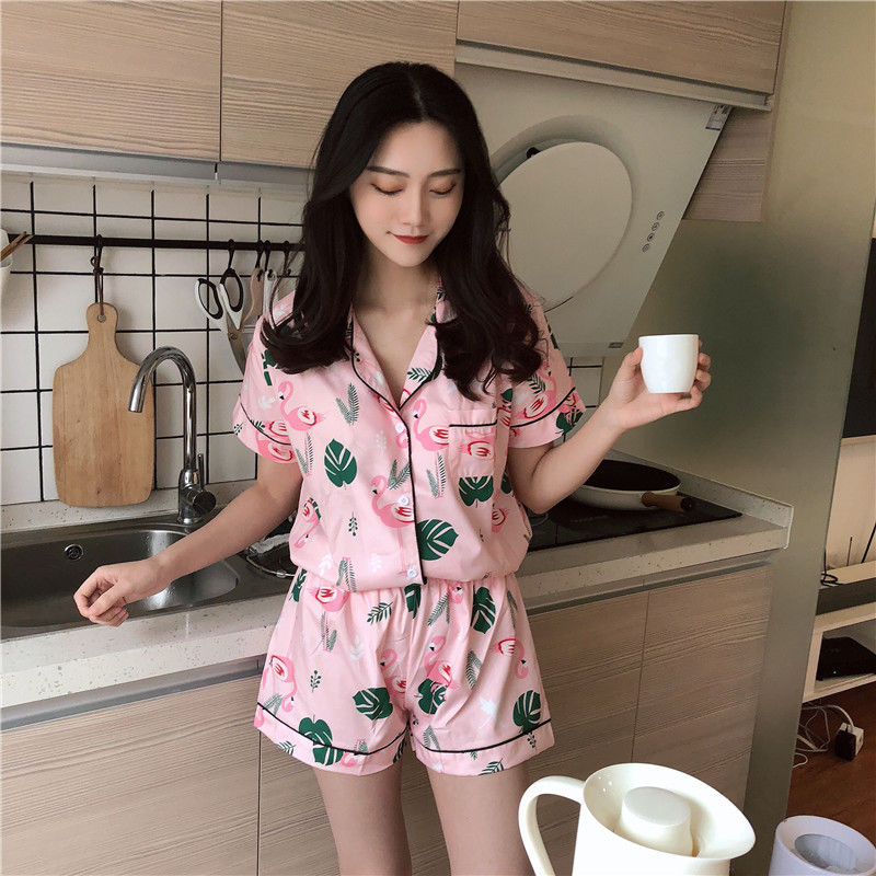 女人洗完澡懒得穿内内，瞧瞧下图女人怎么穿，邻居串门也不尴尬