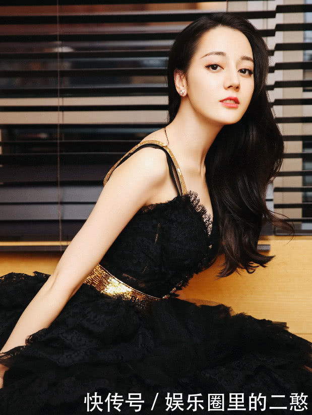 迪丽热巴太不小心了，选错裙子胯宽了几倍，这样的裙子谁敢穿？