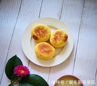  「营养」秋天就爱吃这样的南瓜饼，松软香甜，营养丰富，孩子很爱吃！