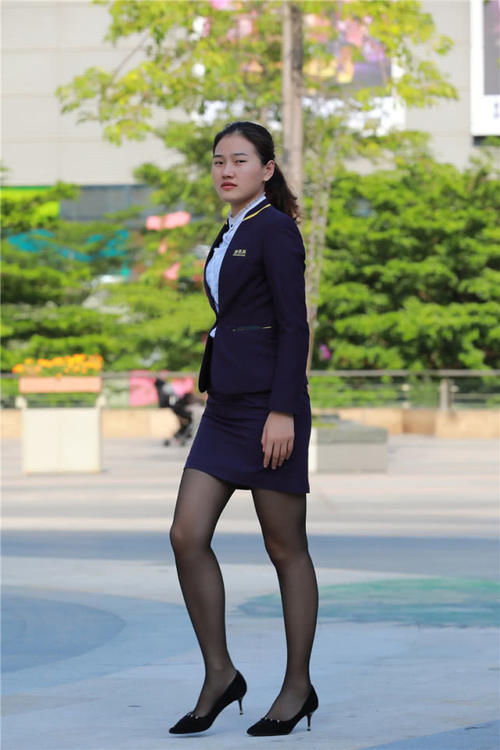  『工作』路人街拍：把工作制服穿出不一样韵味的小姐姐，美得很秀雅！