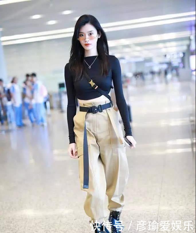 奚梦瑶上身只顶两块布出门，把机场当做了T台，网友：胆子太大了
