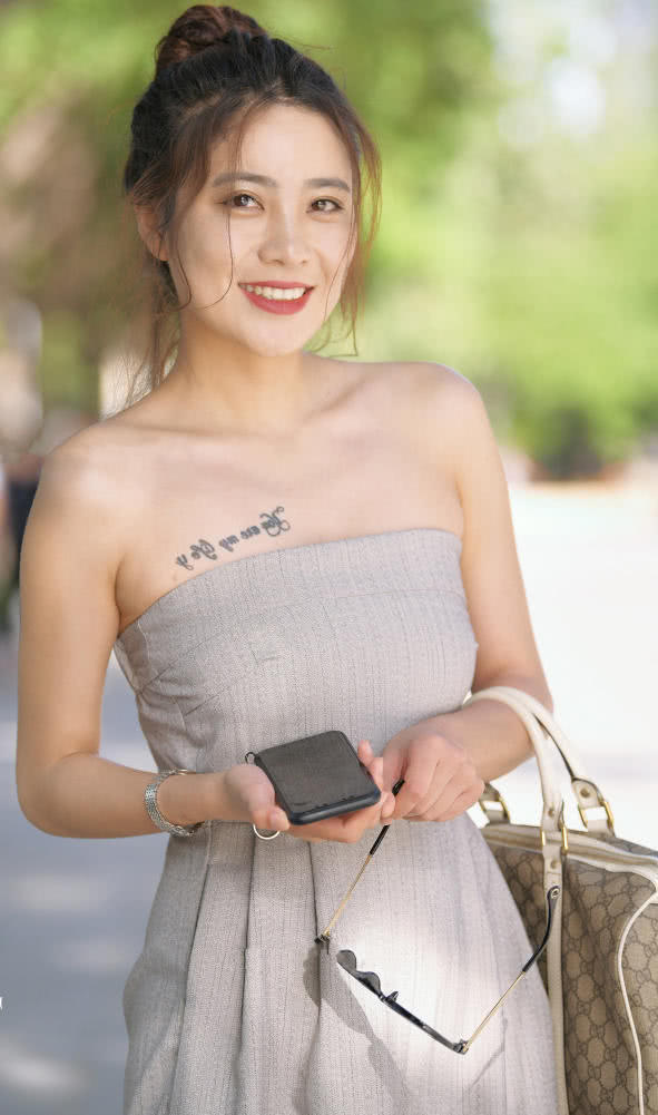 婴儿肥小姐姐束胸连衣裙勒的喘不过气，肥而不腻，回眸一笑迷倒一