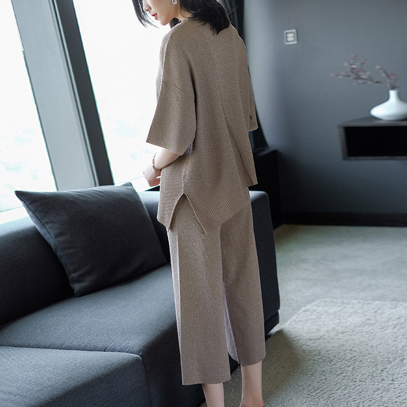 会打扮的老婆，入秋后不买裙，天天穿这样的套装，不打扮都美爆