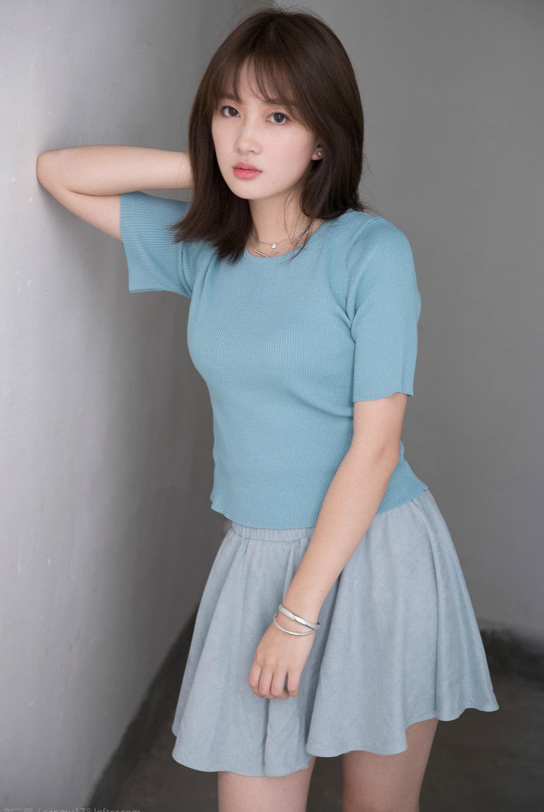 阳光洒满柔软的长发 微风吹过摇曳的裙摆!