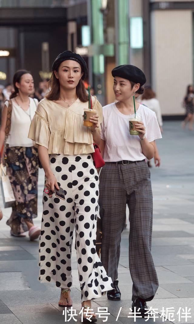 「 感觉」时尚气息满满,街拍:两位小姐姐戴的礼帽有一种贵族气息