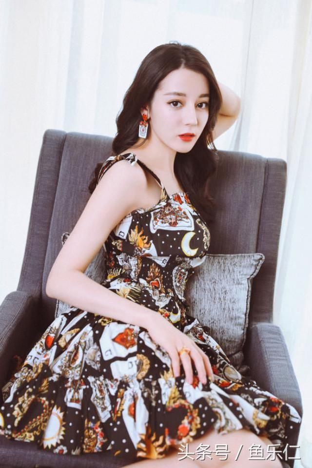 当关晓彤和迪丽热巴同穿印花连衣裙,老与嫩之间,就是那么明显!