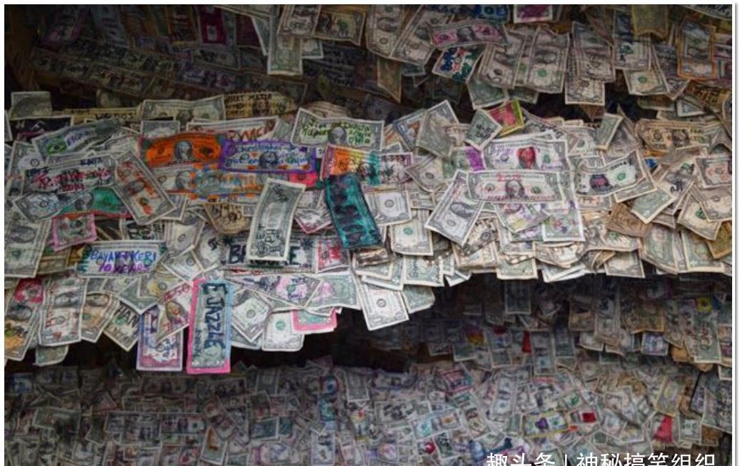 世界上最有钱的酒吧,墙上贴满千万美钞,顾客可以随意使用!