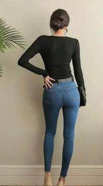 路人街拍：美女将长款毛衫当裙子穿，露出一侧的肩膀实在太香艳了