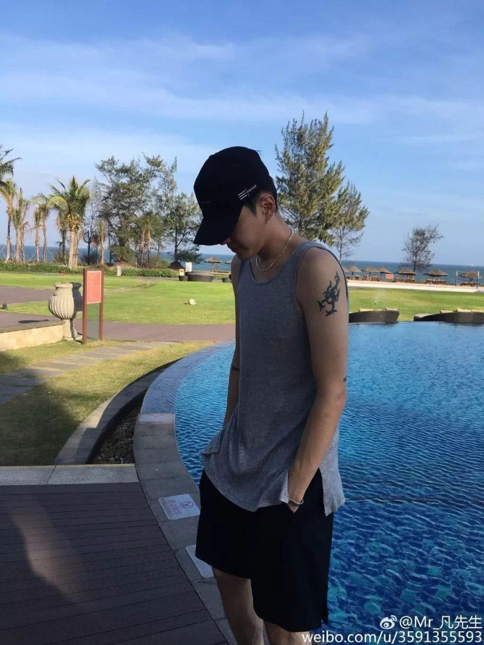 为什么女生穿背心很性感，男生穿就像老大爷!