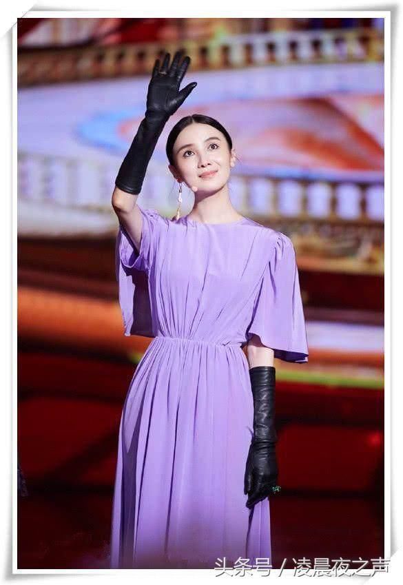 宋佳裙子里穿裤子竟然不丑，这是要解锁新的潮流搭配吗？