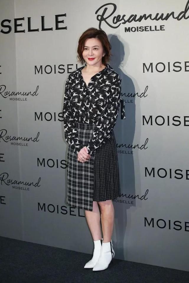 56岁关之琳和43岁佘诗曼同框亮相！相差13岁，差距一眼就看出来了