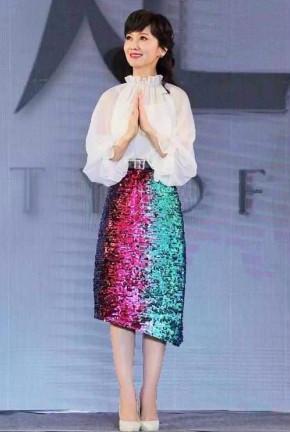 赵雅芝牛掰！居然穿这么大胆的短裙走机场？白娘子的好感全败光了