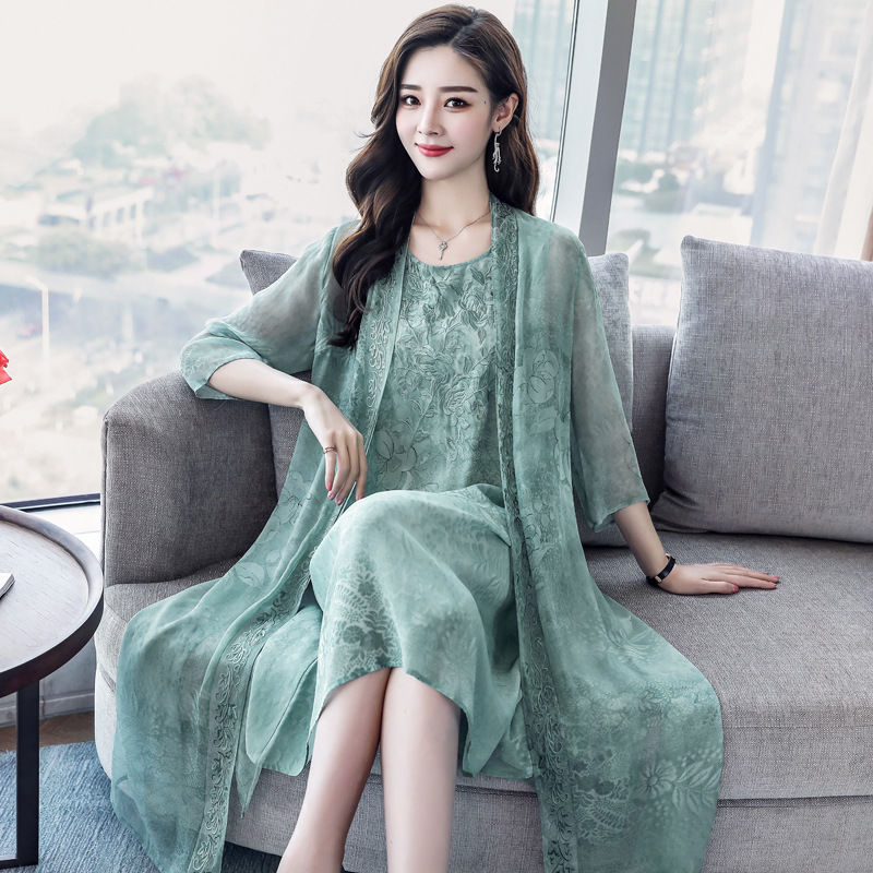 70后的我，出门从不穿太土，只穿高端蚕丝裙+平鞋，洋气又嫩美