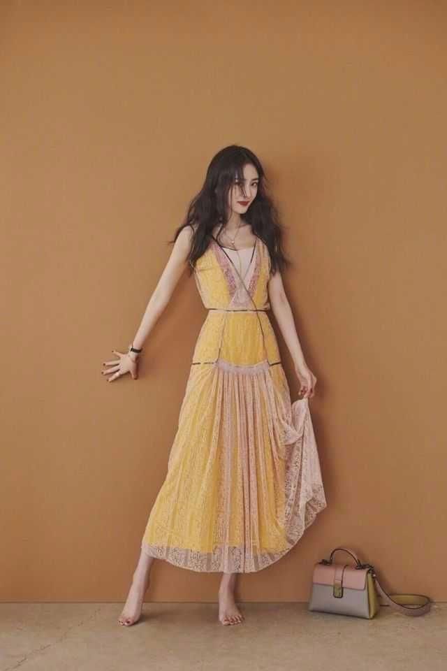 杨幂简直是合照杀手，大长腿快“溢”出屏幕了，小S输得很彻底！